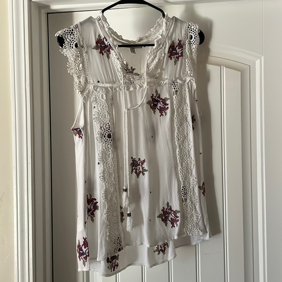 Pale sky beautiful lace edged tank top - Picture 1 of 4